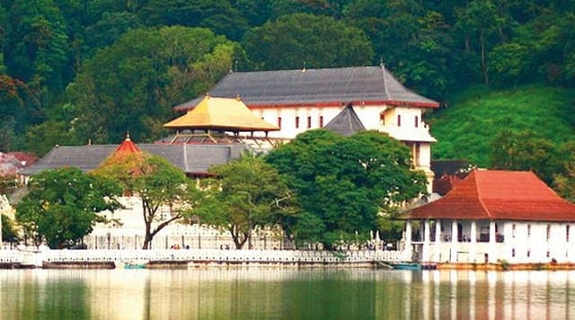Temple of the Sacred Tooth Relic – Kandy - Photo 2