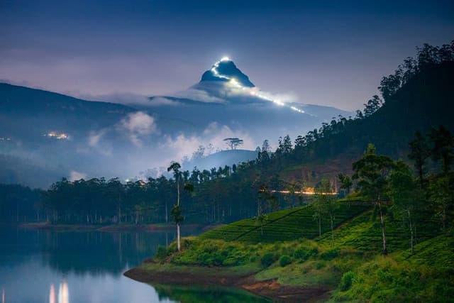 Adam's Peak - Sri Pada : A Sacred Summit in Sri Lanka - Photo 1